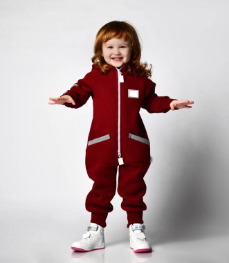 Rahat eşofmanlı, kızıl saçlı, tatlı bir kız.