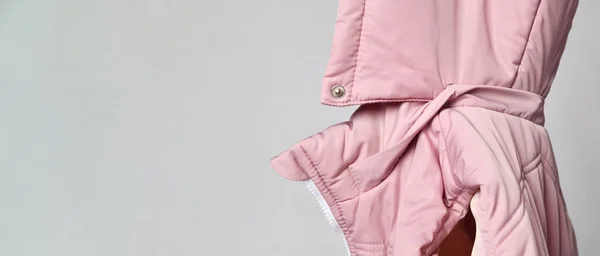 Primer plano de la capucha de una chaqueta acolchada rosa. hay un lugar para su anuncio. —  Fotos de Stock