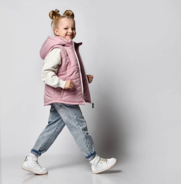 Sıradan pembe tişörtlü, kolsuz, stüdyo fotoğraflı bir kız.