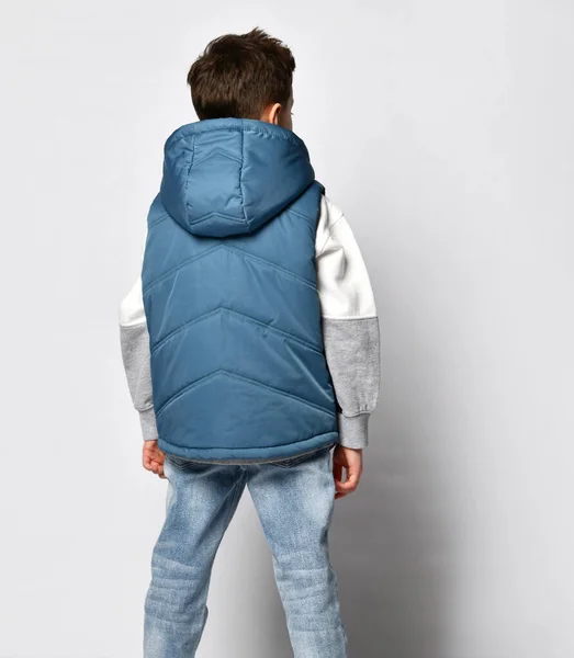 Niño en casual azul outwear chaleco sin mangas con capucha vista trasera estudio de tiro —  Fotos de Stock