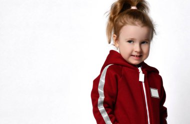 Hayal kuran güzel bir kızın yakın plan görüntüsü.