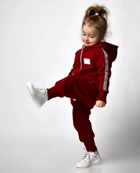 Schattig roodharig meisje in een comfortabel trainingspak — Stockfoto