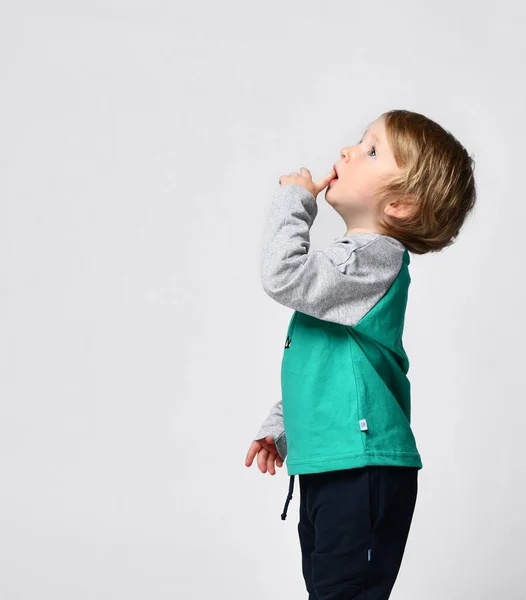 Little preschool toddler boy showing growth up gesture portrait — Stock Photo, Image