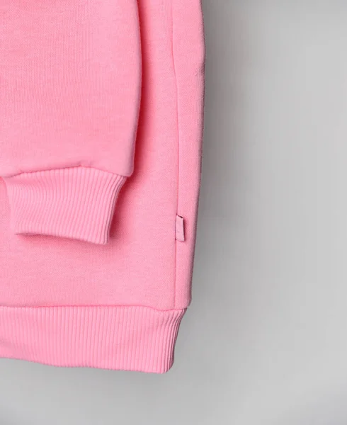 라벨이 붙은 핑크 색 셔츠 후드를 클로즈업하는 모습 — 스톡 사진