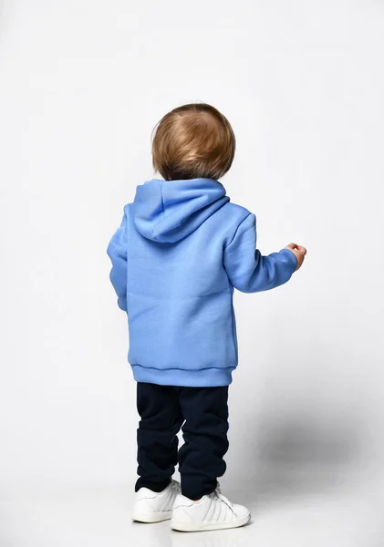 Pequeno menino criança pré-escolar mostrando crescimento até retrato gesto — Fotografia de Stock