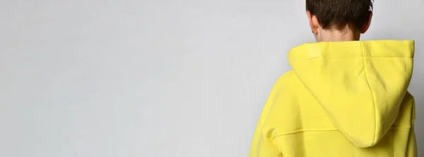 Крупним планом вид ззаду, фокус на капюшоні хлопчиків жовтий светр . — стокове фото