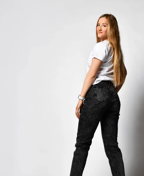 Stockfoto van jong, fit en sexy vrouw in jeans en wit top geïsoleerd op wit — Stockfoto