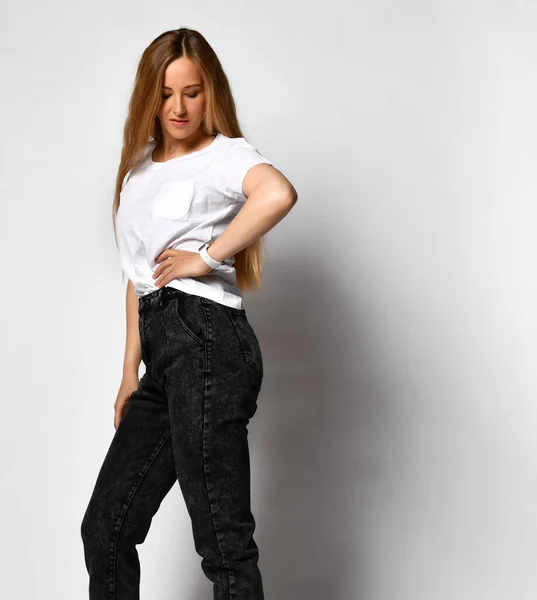 Lagerfoto av ung, passform och sexig kvinna i jeans och vit topp isolerad på vit — Stockfoto