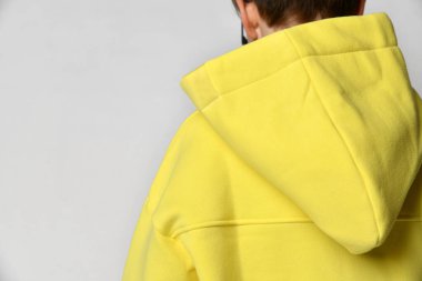 Arkadan yakından bak, çocukların sarı kazaklarına odaklan..