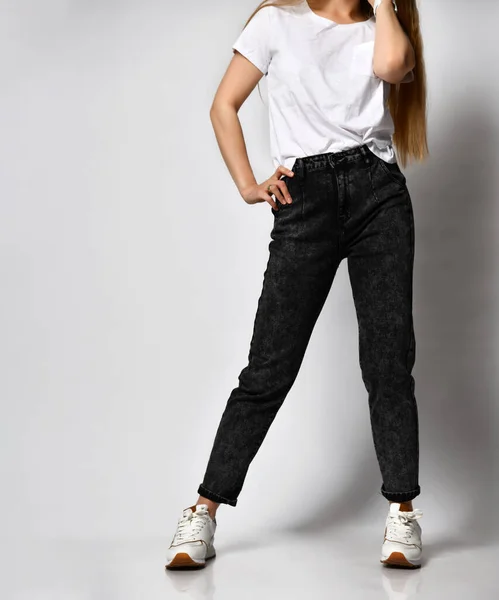 Figura feminina magro em preto jeans moda ajuste confortável — Fotografia de Stock