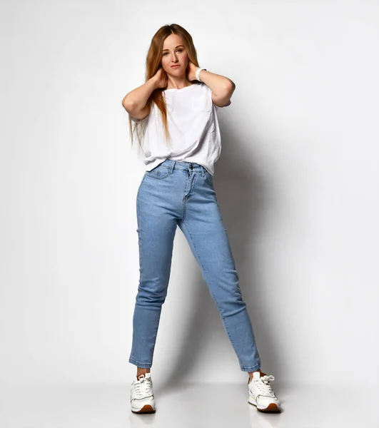 Foto stock de jovem, em forma e mulher sexy em jeans e top branco isolado no branco — Fotografia de Stock