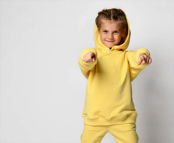 Mooi klein schoolmeisje wijzend naar u — Stockfoto