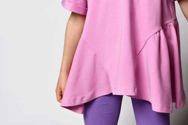A ruházat részletei. közelkép egy lányos póló egy kavicsos és egy flounce alján, fukszia rózsaszín — Stock Fotó
