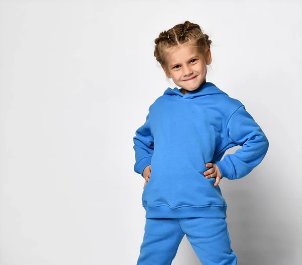 Giovane bambino in felpa blu con cappuccio testo libero copia spazio felice sorridente su sfondo bianco — Foto Stock