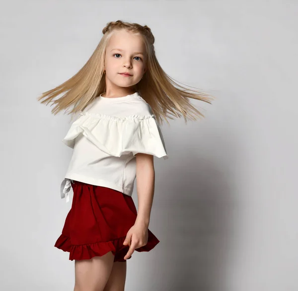Πορτρέτο ενός κομψού μικρού κοριτσιού με καλοκαιρινά ρούχα σε λευκό φόντο. — Φωτογραφία Αρχείου