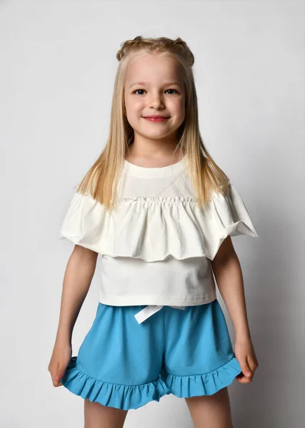 Πορτρέτο ενός κομψού μικρού κοριτσιού με καλοκαιρινά ρούχα σε λευκό φόντο. — Φωτογραφία Αρχείου