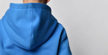 Arkadan yakından bak, çocukların mavi kazaklarına odaklan..