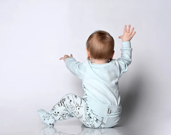Enfant bébé en coton confortable corps s'assoit à l'arrière de la caméra — Photo