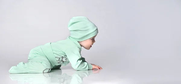 Μικρό μωρό νήπιο που φοράει σώβρακο και καπέλο σέρνεται — Φωτογραφία Αρχείου