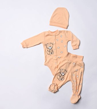 Bebek kıyafetleri beyaz arka planda izole edilmiş.