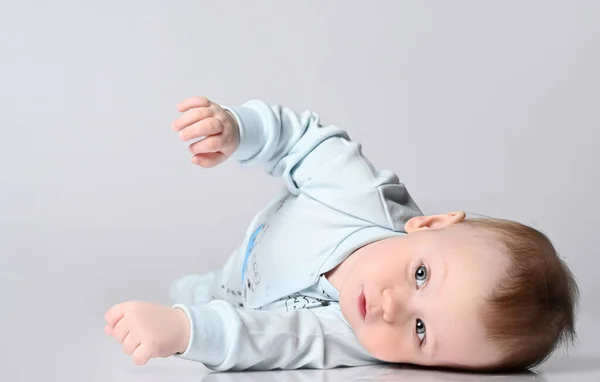 Junge posiert für sein erstes Porträt — Stockfoto