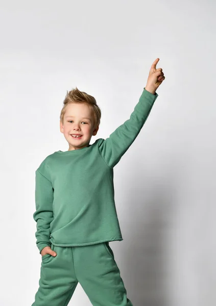 Söt liten pojke barn med handen i fickan och en upp dansa — Stockfoto