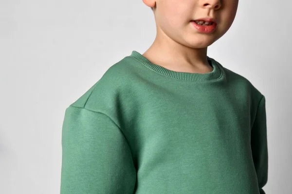 Detalle de cerca de una sudadera con capucha deportiva vestida con un niño pequeño. Fondo blanco. — Foto de Stock