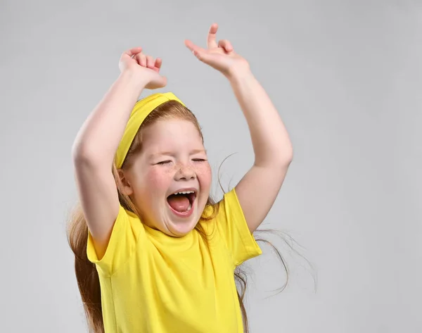 Klein roodharig meisje kind huilen luid schreeuwen studio schot — Stockfoto