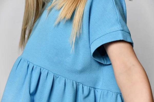 Foto de un fragmento de la manga de un vestido de niño azul, un vestido de algodón de verano —  Fotos de Stock