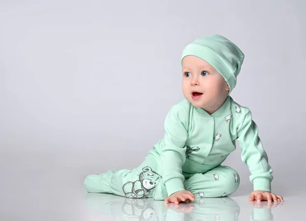 Sida utsikt över vackra krypa baby — Stockfoto