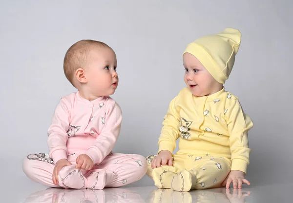 Dois bebês falando em fundo branco — Fotografia de Stock