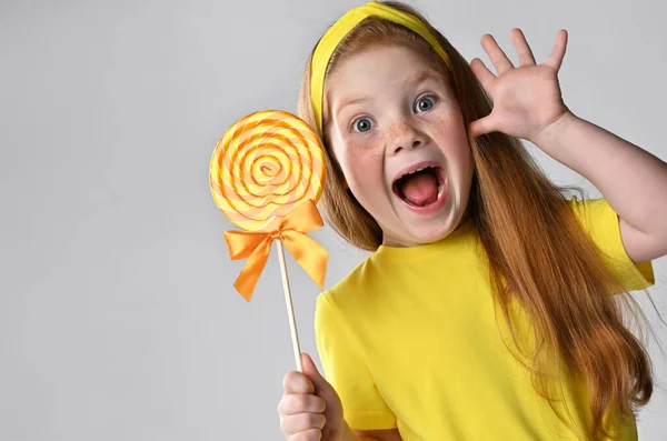 Gek schreeuwen gelukkig weinig roodharig meisje kind studio portret — Stockfoto