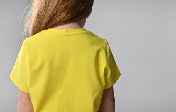 Detalles de cerca de la camiseta de verano para niños armario. —  Fotos de Stock