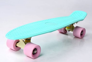 Pembe tekerlekli nane plastik kaykayı.