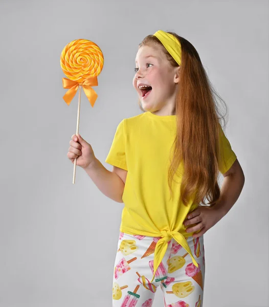 Gek schreeuwen gelukkig weinig roodharig meisje kind studio portret — Stockfoto