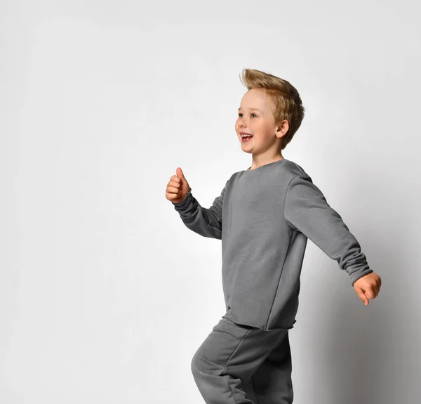 Liten pojke barn med europeiskt utseende som springer iväg — Stockfoto