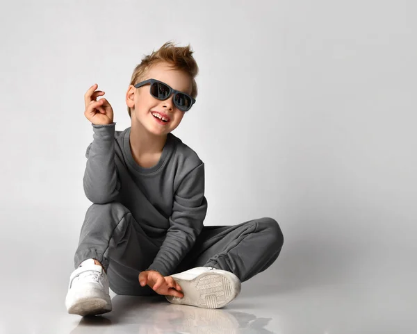 Retrato emocional del adolescente caucásico en chándal. Adolescente sorprendido mirando la cámara. Hermoso bebé feliz aislado sobre fondo blanco. — Foto de Stock