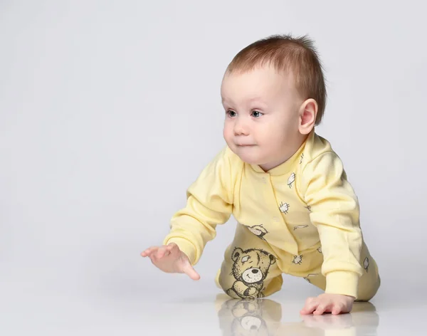 सुंदर क्रॉलिंग बाळाचे साइड दृश्य — स्टॉक फोटो, इमेज
