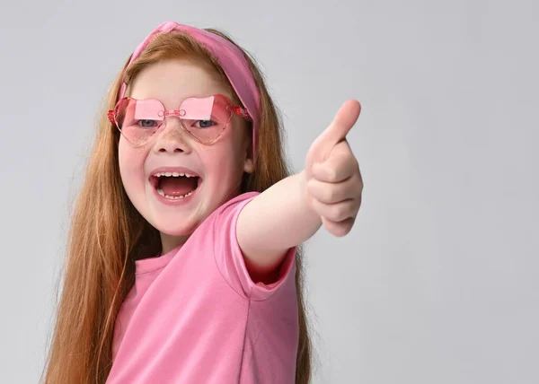 Luid lachen roodharig meisje kind gebaren duimen tot studio portret — Stockfoto
