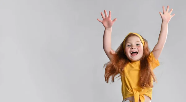 Gelukkig dolblij klein roodharig meisje kind verheugen met opgeheven handen — Stockfoto