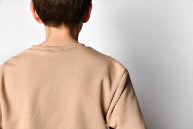 Küçük bir çocuğa giydirilmiş bir spor kapüşonlunun detaylarını kapat. Beyaz arkaplan.