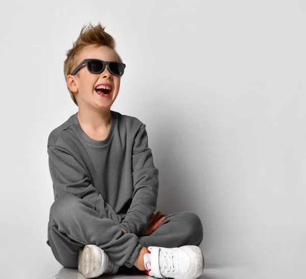 Retrato emocional del adolescente caucásico en chándal. Adolescente sorprendido mirando la cámara. Hermoso bebé feliz aislado sobre fondo blanco. — Foto de Stock