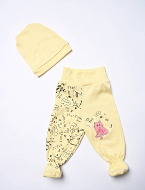 Bebek kıyafetleri beyaz arka planda izole edilmiş.