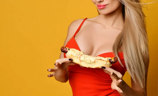 Sexy model eating fast food Hot Dog — Stock Photo, Image