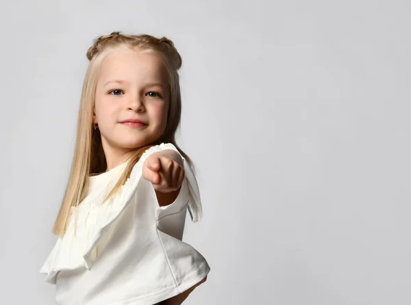 Feche o dedo indicador de uma menina bonita apontando para você. Fundo branco. — Fotografia de Stock