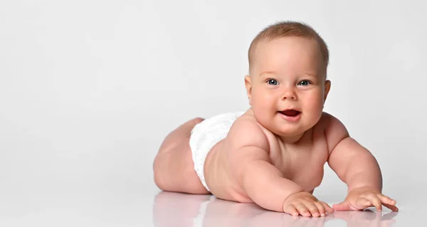 Bebé de 6 meses de edad, bebé yace en un pañal sobre un fondo claro —  Fotos de Stock