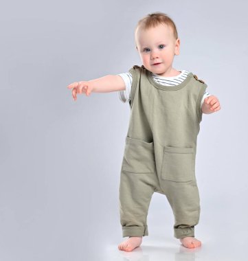 Bebeğin ilk adımları beyaz arkaplanda izole edildi