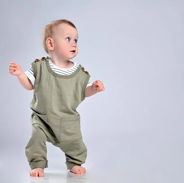 하얀 배경에 고립 된 아기의 첫 단계 — 스톡 사진