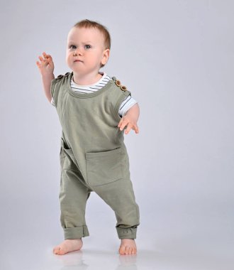 Bebeğin ilk adımları beyaz arkaplanda izole edildi