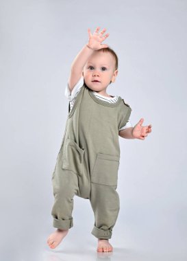 Bebeğin ilk adımları beyaz arkaplanda izole edildi